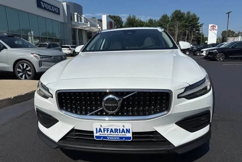 2023 Volvo V60 Cross Country B5 Plus photo 1