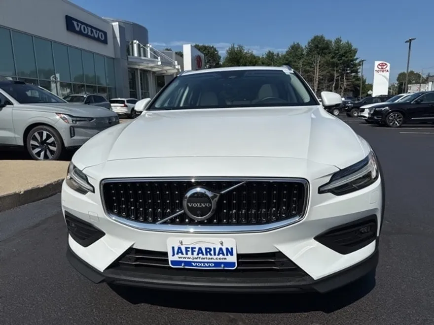 2023 Volvo V60 Cross Country B5 Plus photo 1