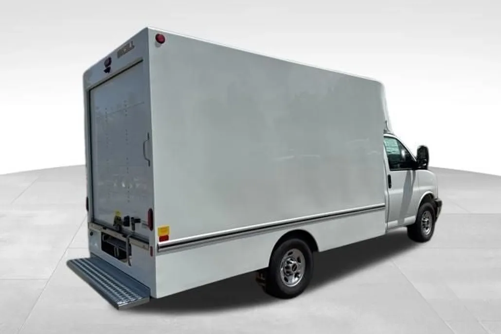 2025 Gmc Savana 3500 Cutaway photo 1