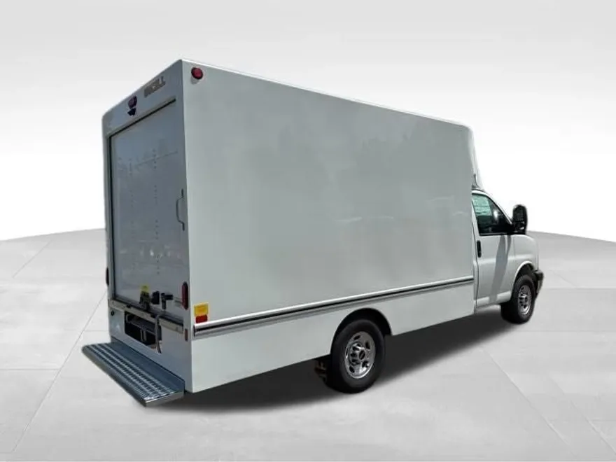 2025 Gmc Savana 3500 Cutaway photo 1