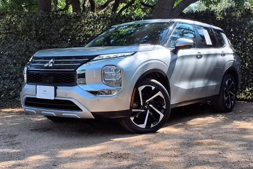 2022 Mitsubishi Outlander SE photo 1