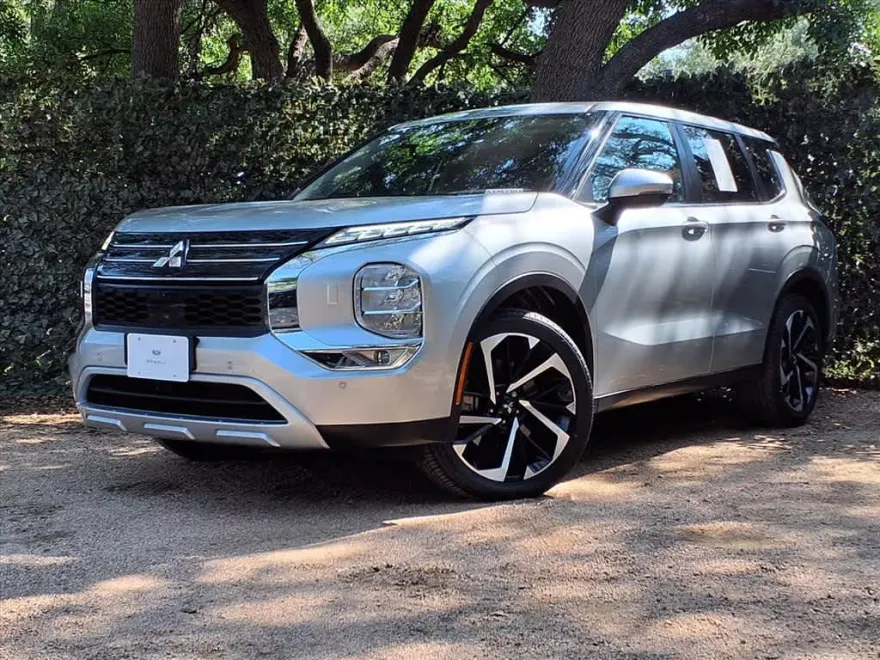 2022 Mitsubishi Outlander SE photo 1