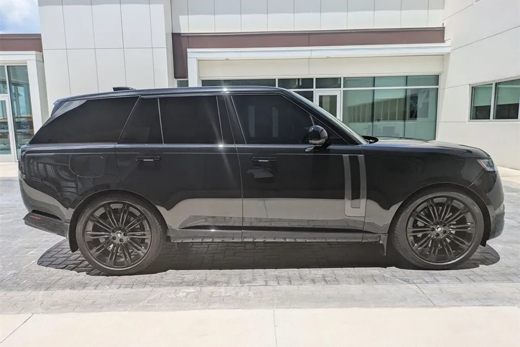 2025 Land Rover Range Rover SE photo 1