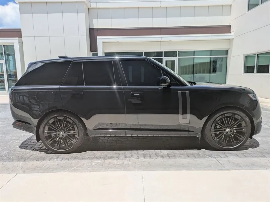 2025 Land Rover Range Rover SE photo 1