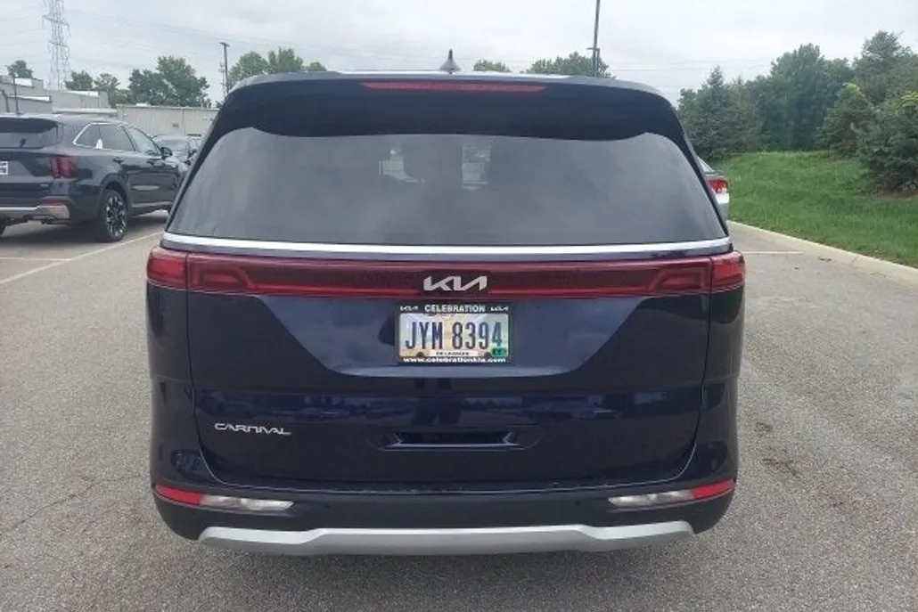 2023 Kia Carnival LX photo 1