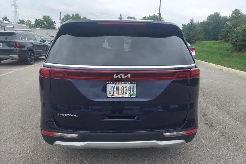 2023 Kia Carnival LX photo 1