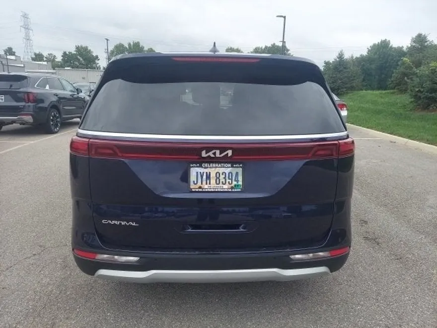 2023 Kia Carnival LX photo 1