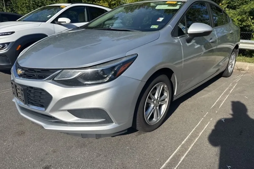 2017 Chevrolet Cruze LT photo 1