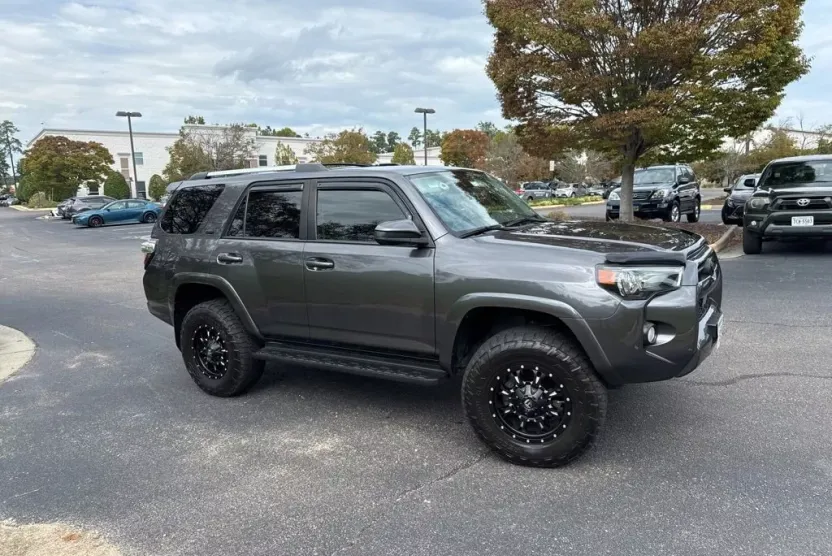2020 Toyota 4Runner SR5 photo 1