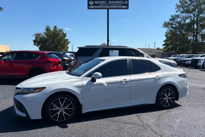 2023 Toyota Camry SE photo 1
