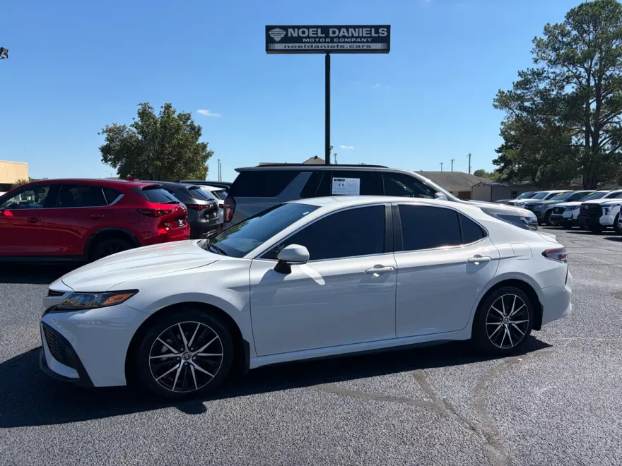 2023 Toyota Camry SE photo 1