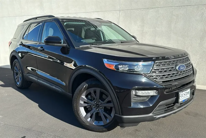 2022 Ford Explorer XLT photo 1