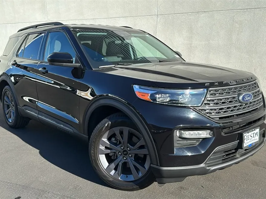 2022 Ford Explorer XLT photo 1
