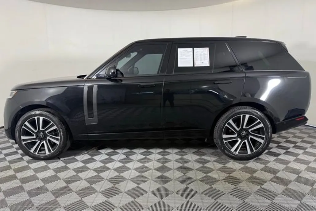 2023 Land Rover Range Rover SE photo 1