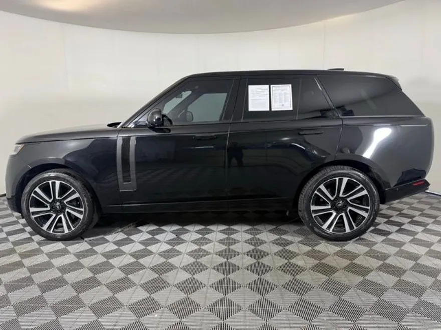 2023 Land Rover Range Rover SE photo 1