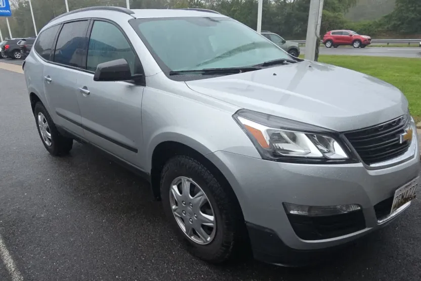 2015 Chevrolet Traverse LS photo 1