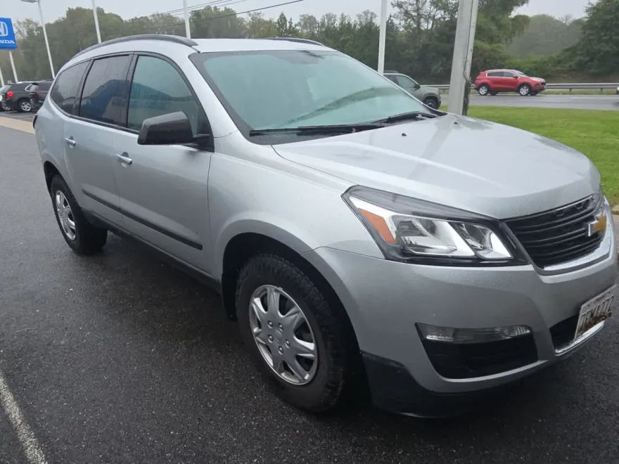 2015 Chevrolet Traverse LS photo 1