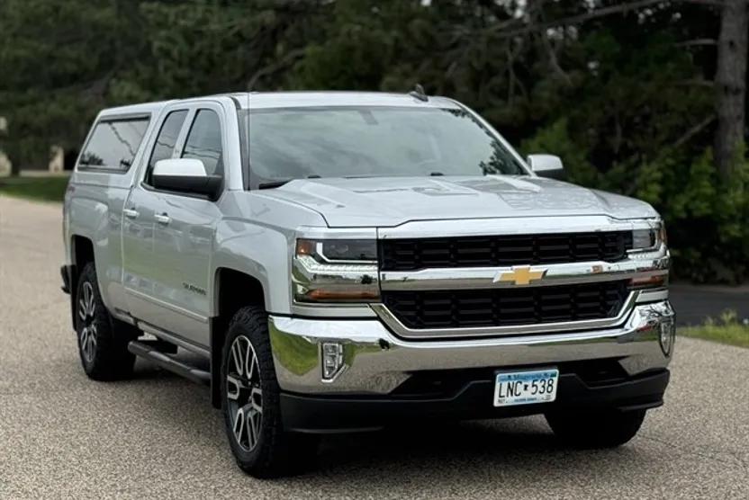 2017 Chevrolet Silverado 1500 LT photo 1