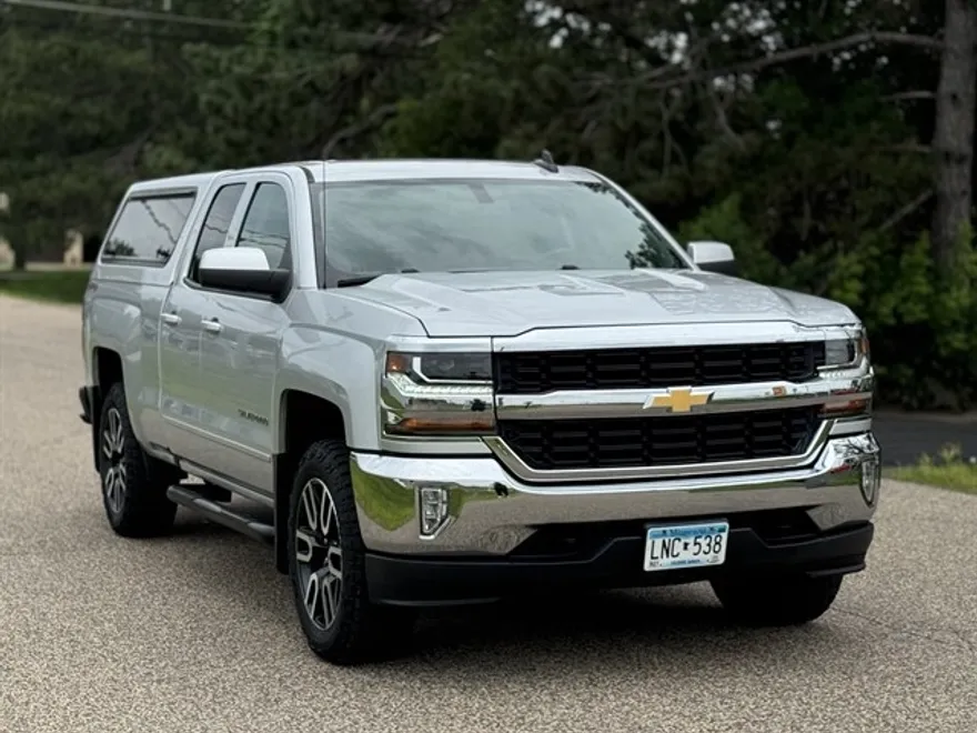 2017 Chevrolet Silverado 1500 LT photo 1