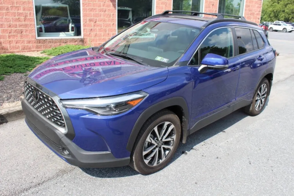 2023 Toyota Corolla Cross XLE photo 1