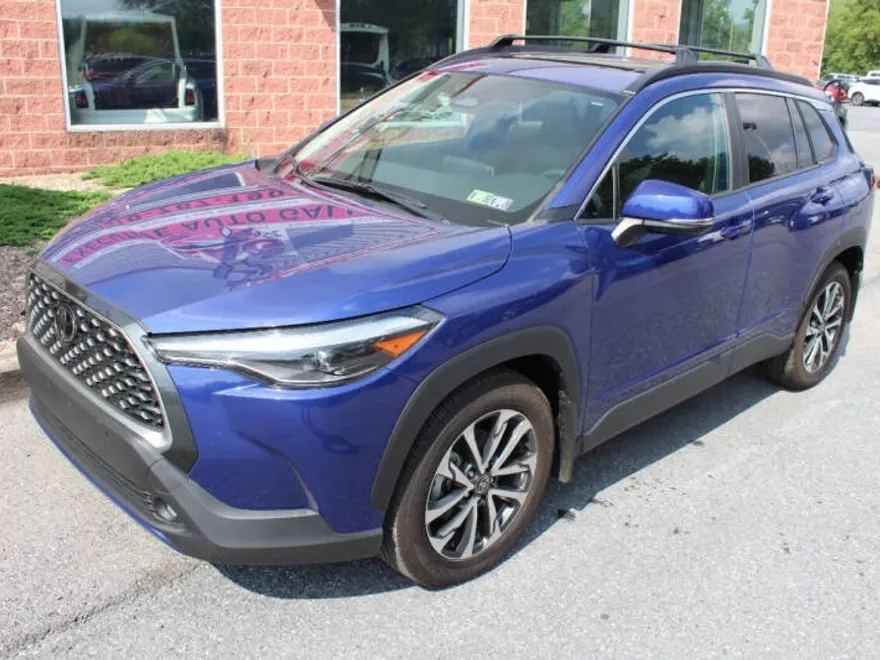 2023 Toyota Corolla Cross XLE photo 1