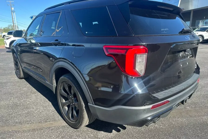 2022 Ford Explorer ST photo 1