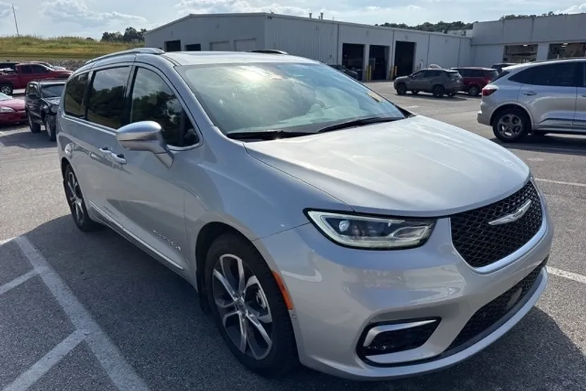 2024 Chrysler Pacifica Pinnacle photo 1
