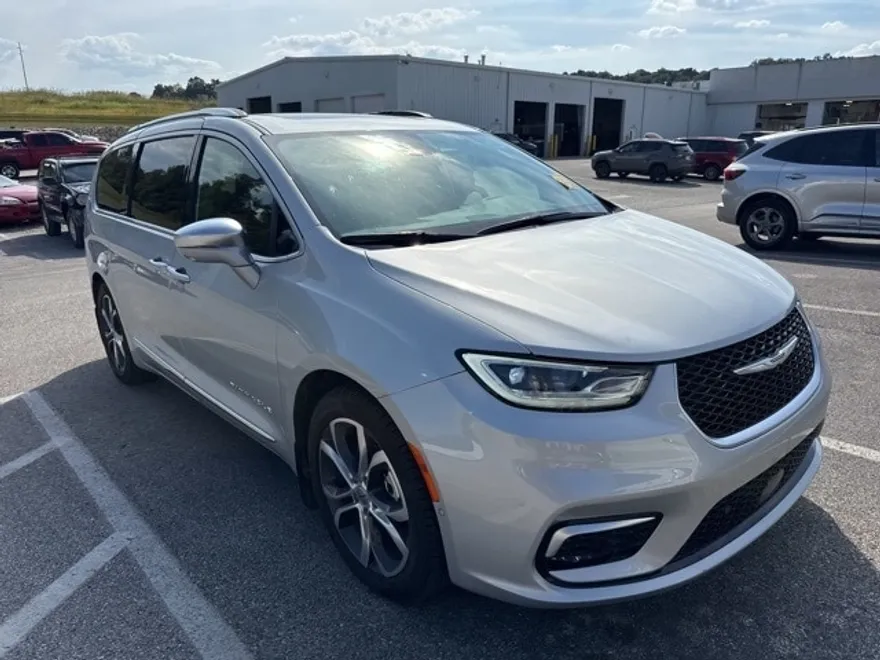 2024 Chrysler Pacifica Pinnacle photo 1