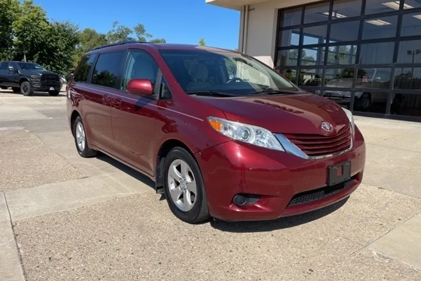 2017 Toyota Sienna L photo 1