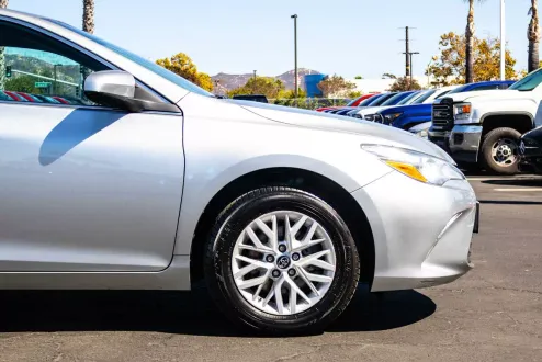 2016 Toyota Camry LE photo 2