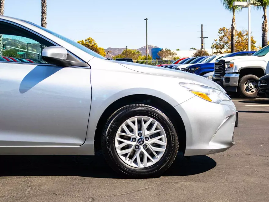 2016 Toyota Camry LE photo 2