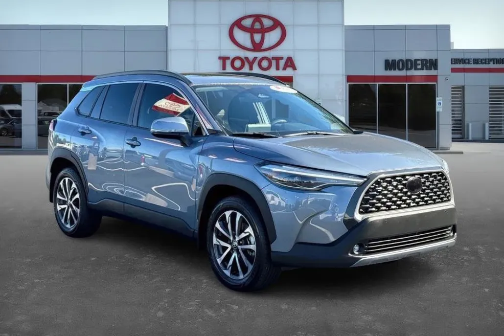 2023 Toyota Corolla Cross XLE photo 1