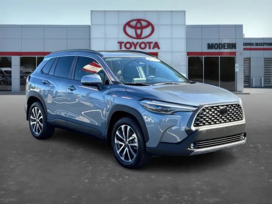 2023 Toyota Corolla Cross XLE photo 1
