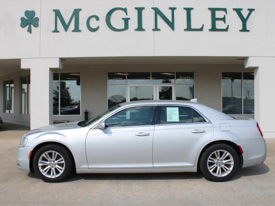 2019 Chrysler 300 Touring Limited photo 1