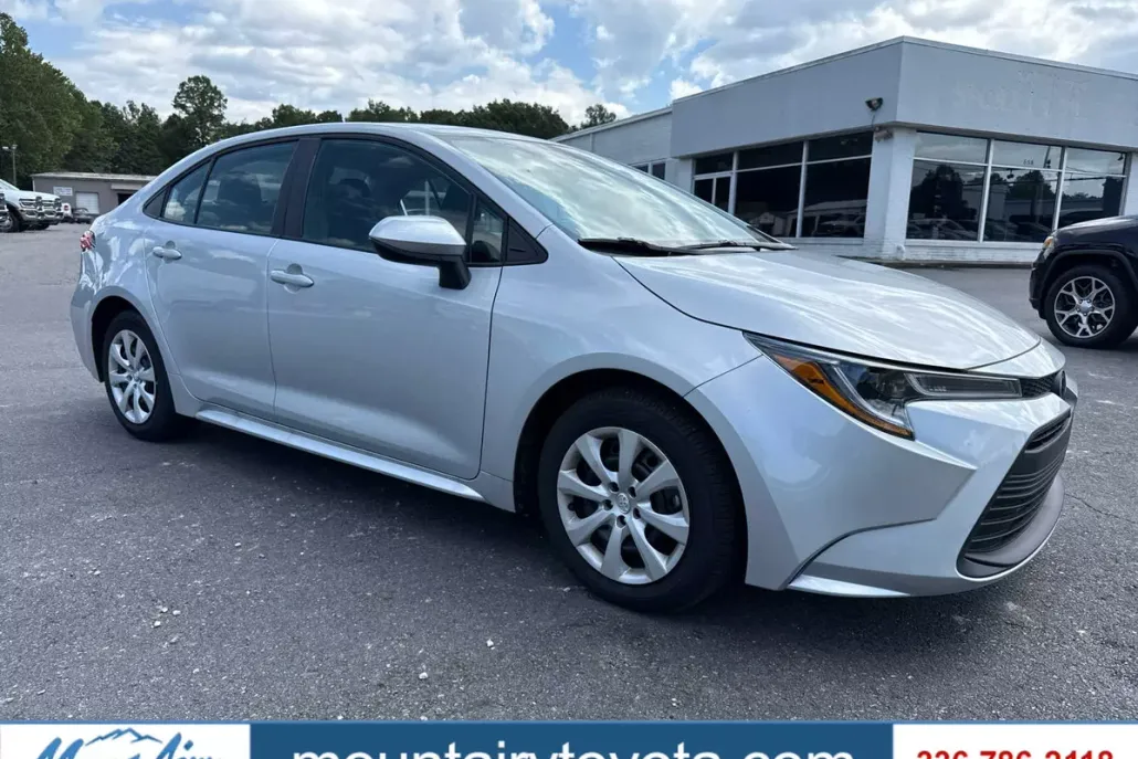 2024 Toyota Corolla LE photo 1