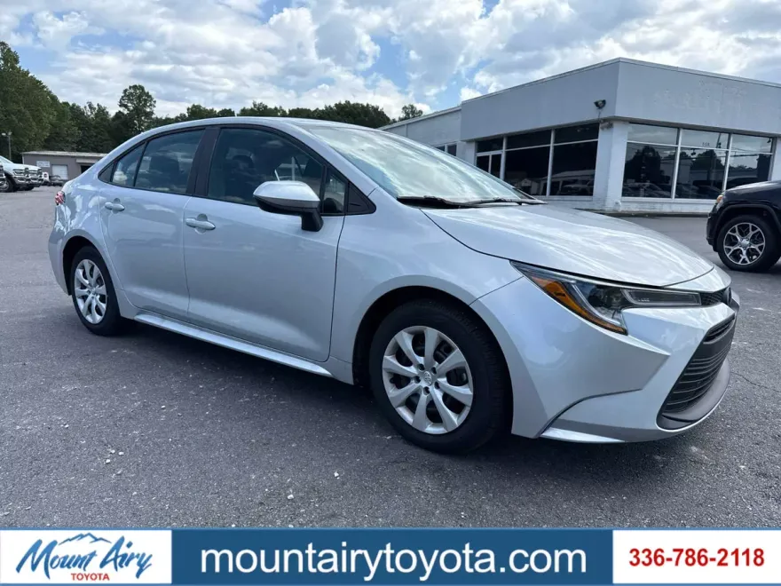 2024 Toyota Corolla LE photo 1