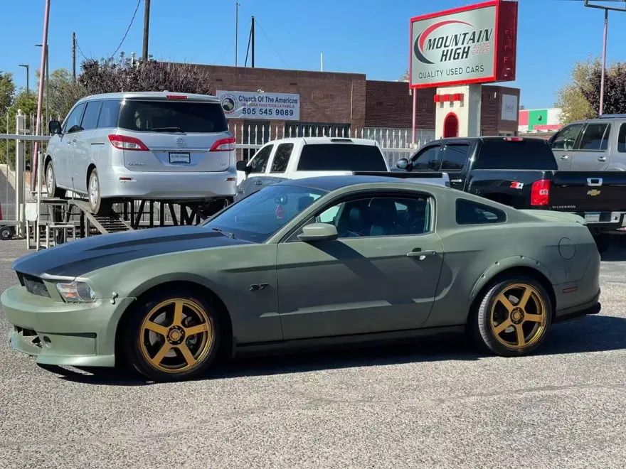 2012 Ford Mustang Premium photo 1