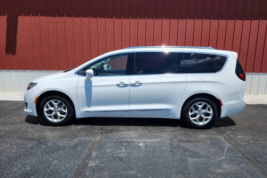 2020 Chrysler Pacifica Touring L photo 1