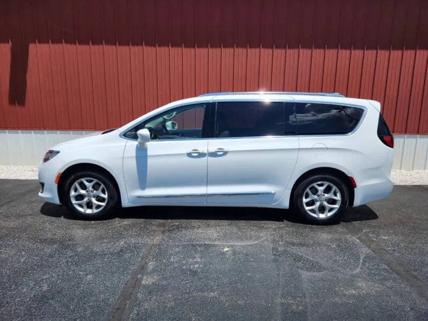2020 Chrysler Pacifica Touring L photo 1