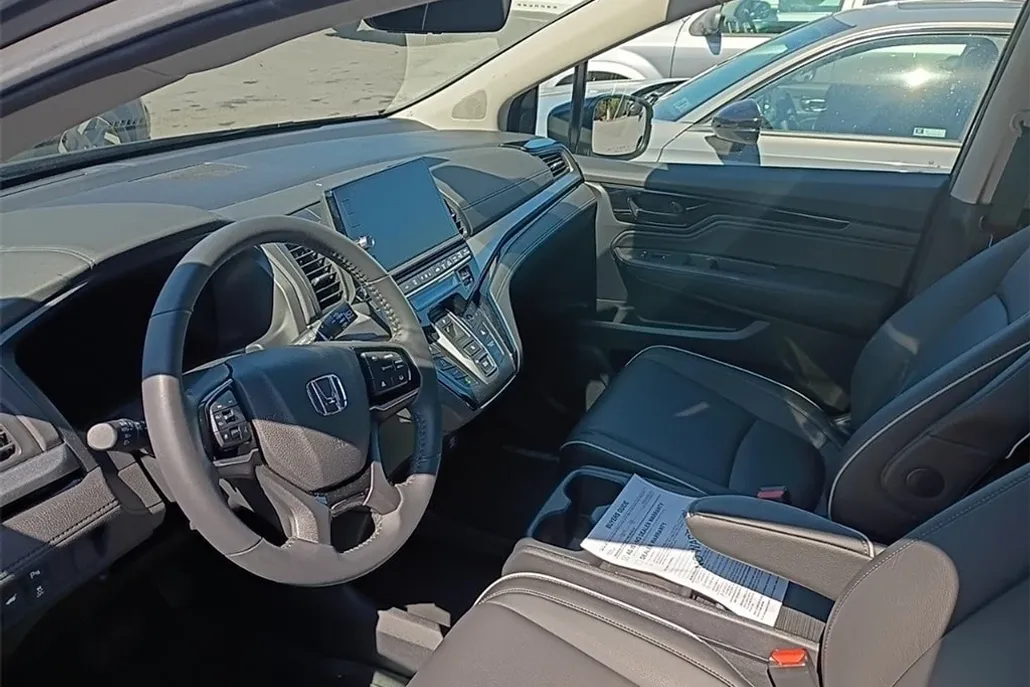 2025 Honda Odyssey Touring photo 1