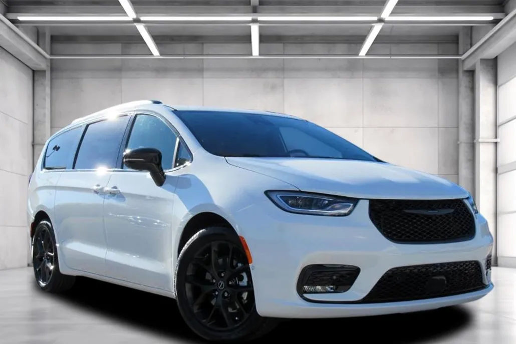 2026 Chrysler Pacifica Limited photo 1