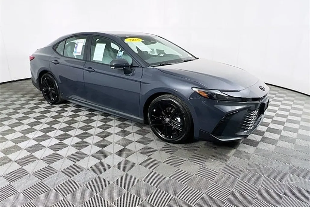2025 Toyota Camry SE photo 1