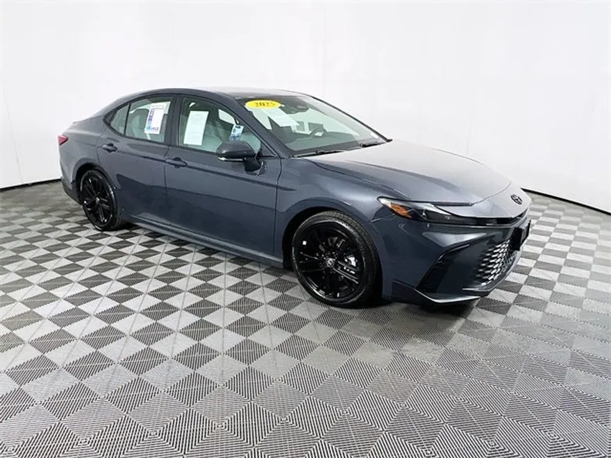 2025 Toyota Camry SE photo 1