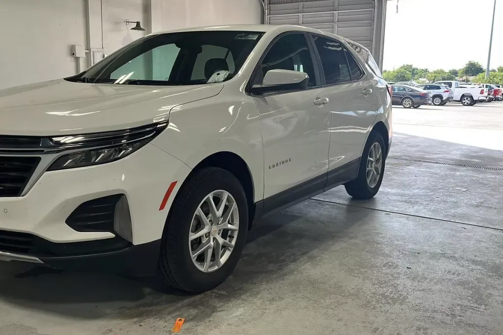 2023 Chevrolet Equinox LT photo 1