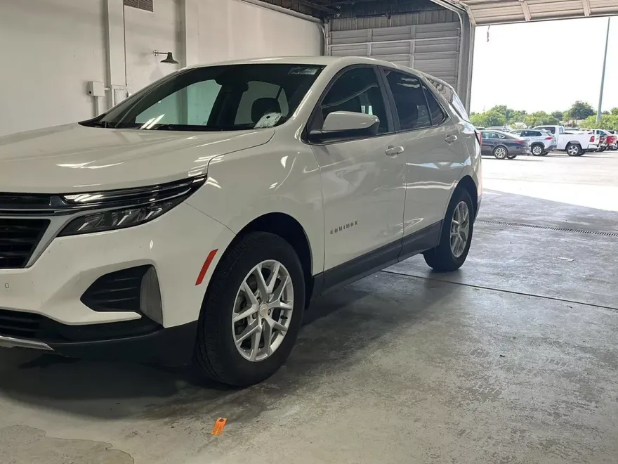 2023 Chevrolet Equinox LT photo 1