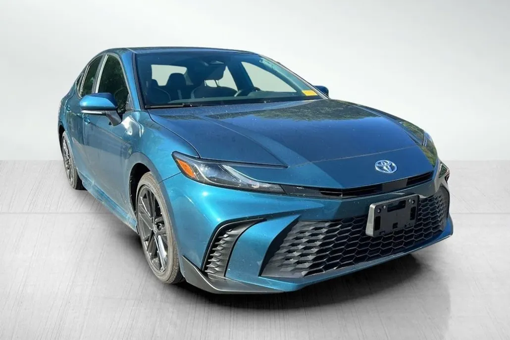 2025 Toyota Camry SE Hybrid photo 1