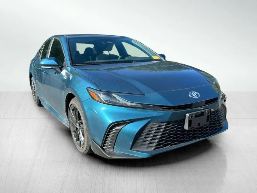 2025 Toyota Camry SE Hybrid photo 1
