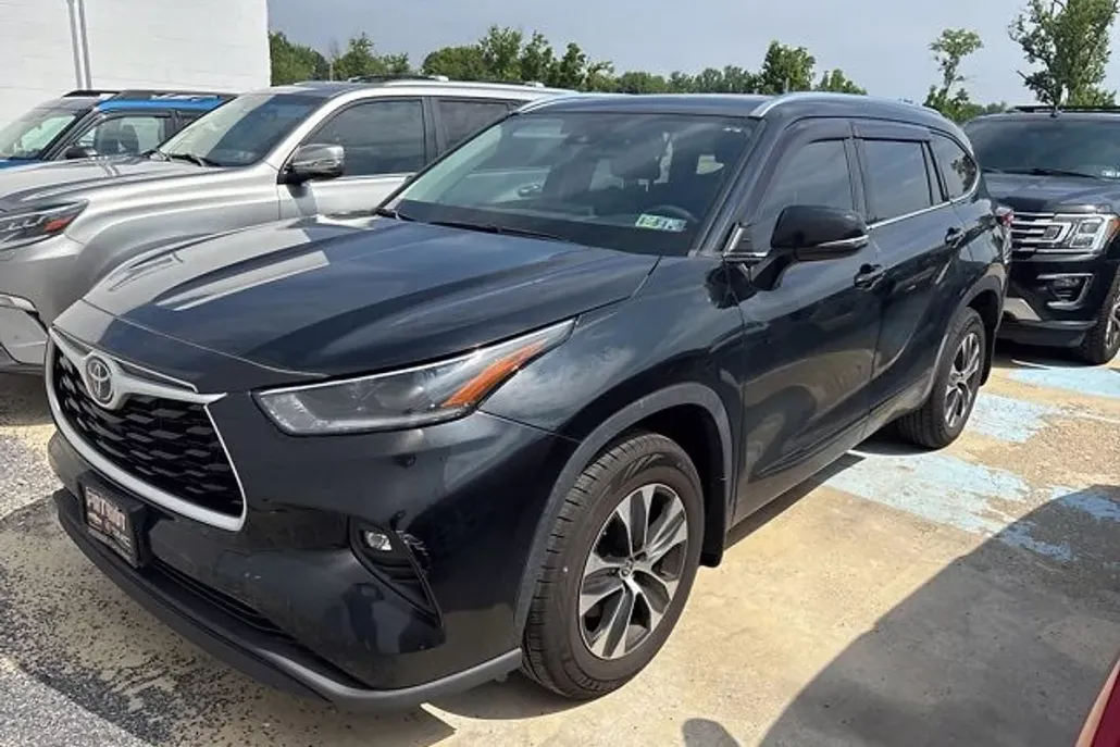 2021 Toyota Highlander XLE photo 1