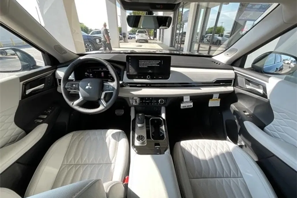 2025 Mitsubishi Outlander SEL photo 1
