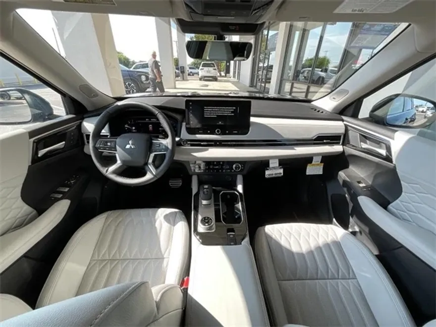 2025 Mitsubishi Outlander SEL photo 1